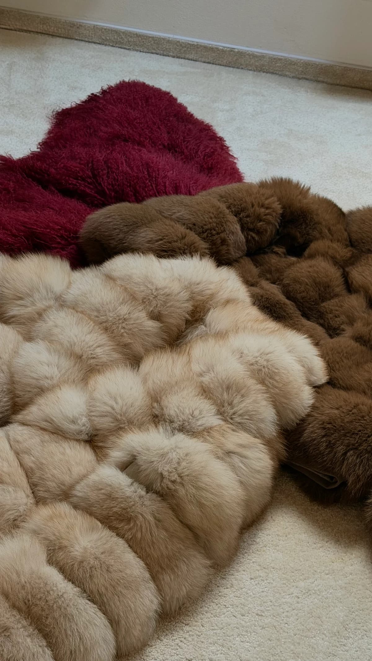 Detail kožuchov MIA FURS v krémovej, hnedej a bordovej farbe